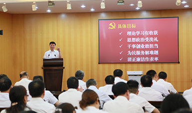 福建省人大黨組書(shū)記、副主任張廣敏在虹潤(rùn)會(huì)議室上黨課